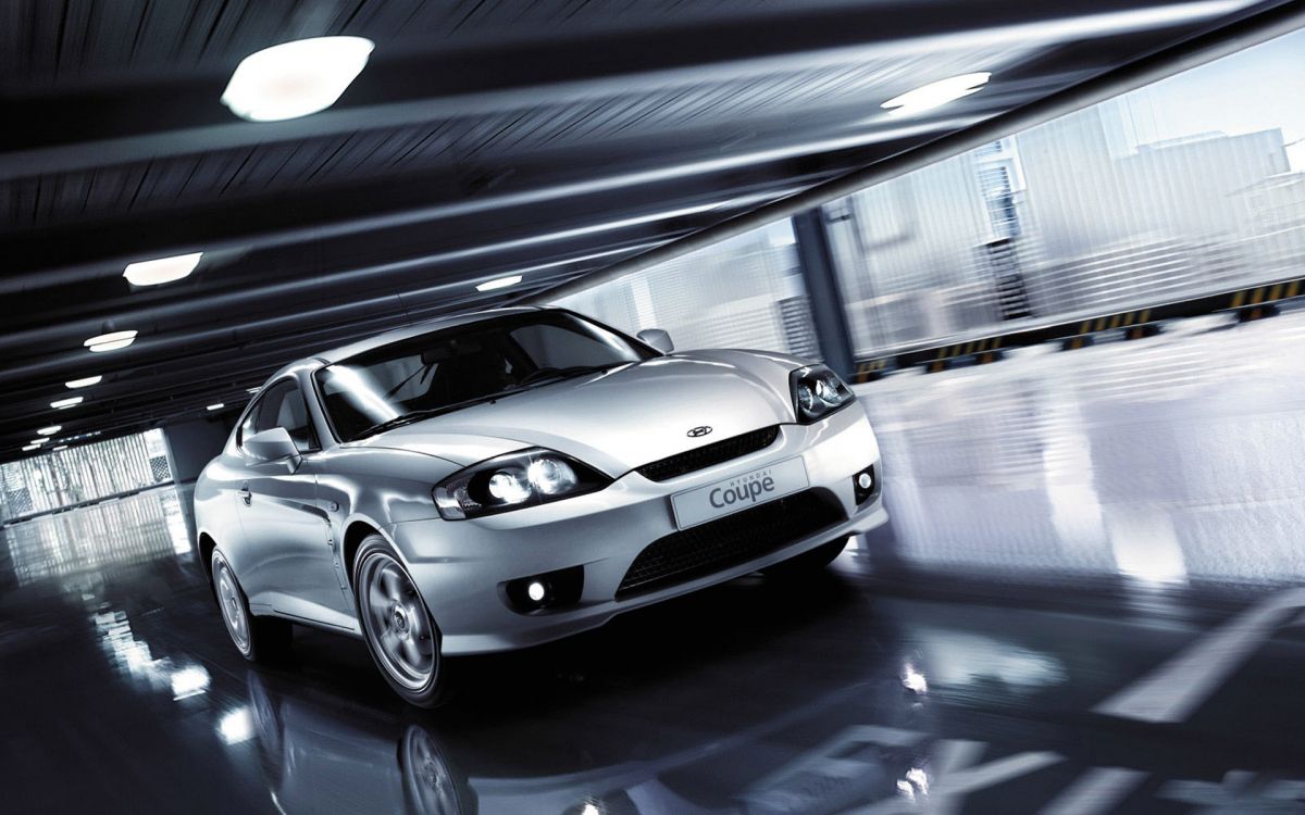 Silver Mercedes Benz Coupe en un Estacionamiento. Wallpaper in 1920x1200 Resolution