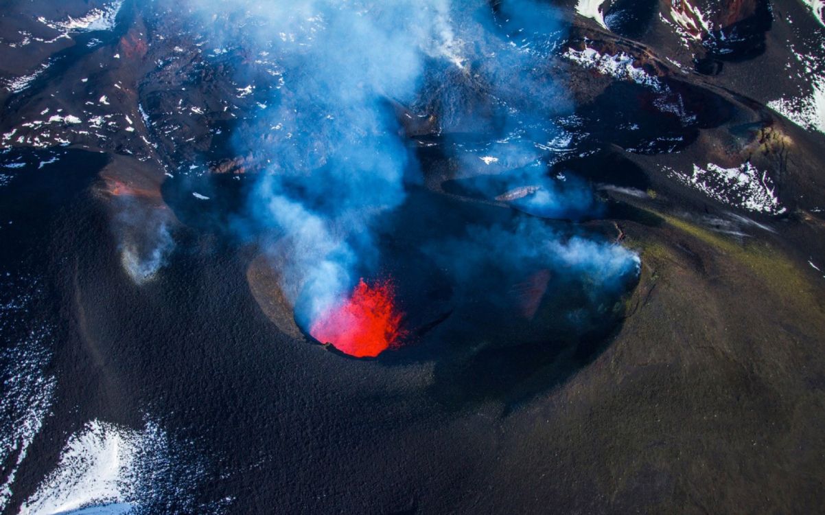 Humo Azul y Rojo Sobre Arena Negra. Wallpaper in 2592x1616 Resolution