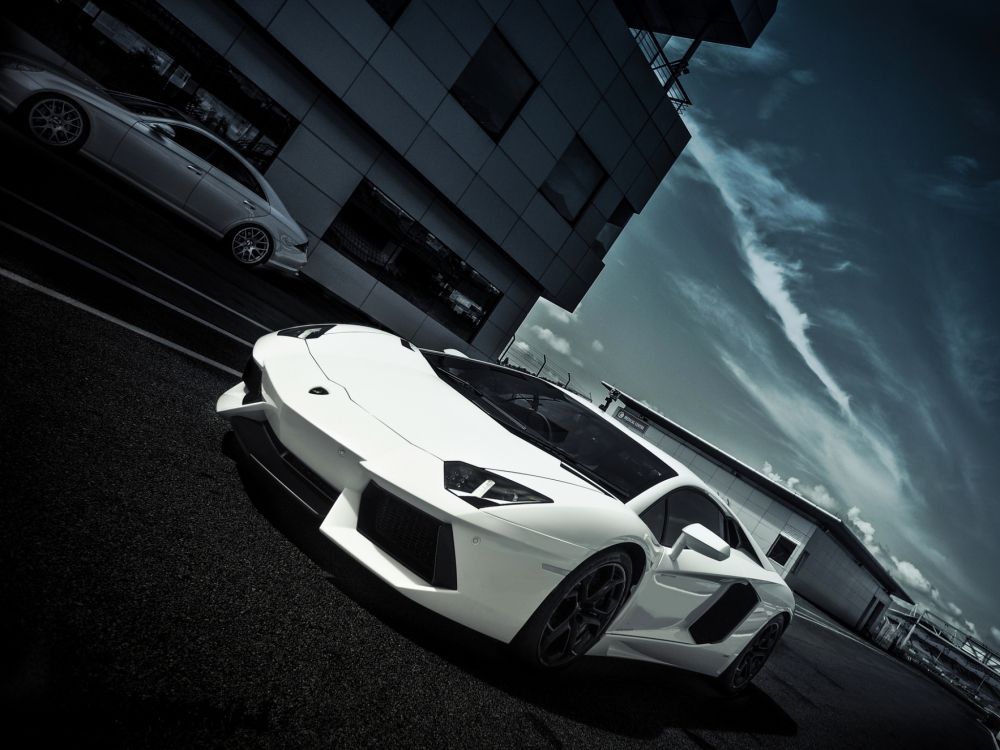 Lamborghini Aventador Blanco y Negro Estacionado Junto al Edificio Azul Durante el Día. Wallpaper in 2048x1536 Resolution