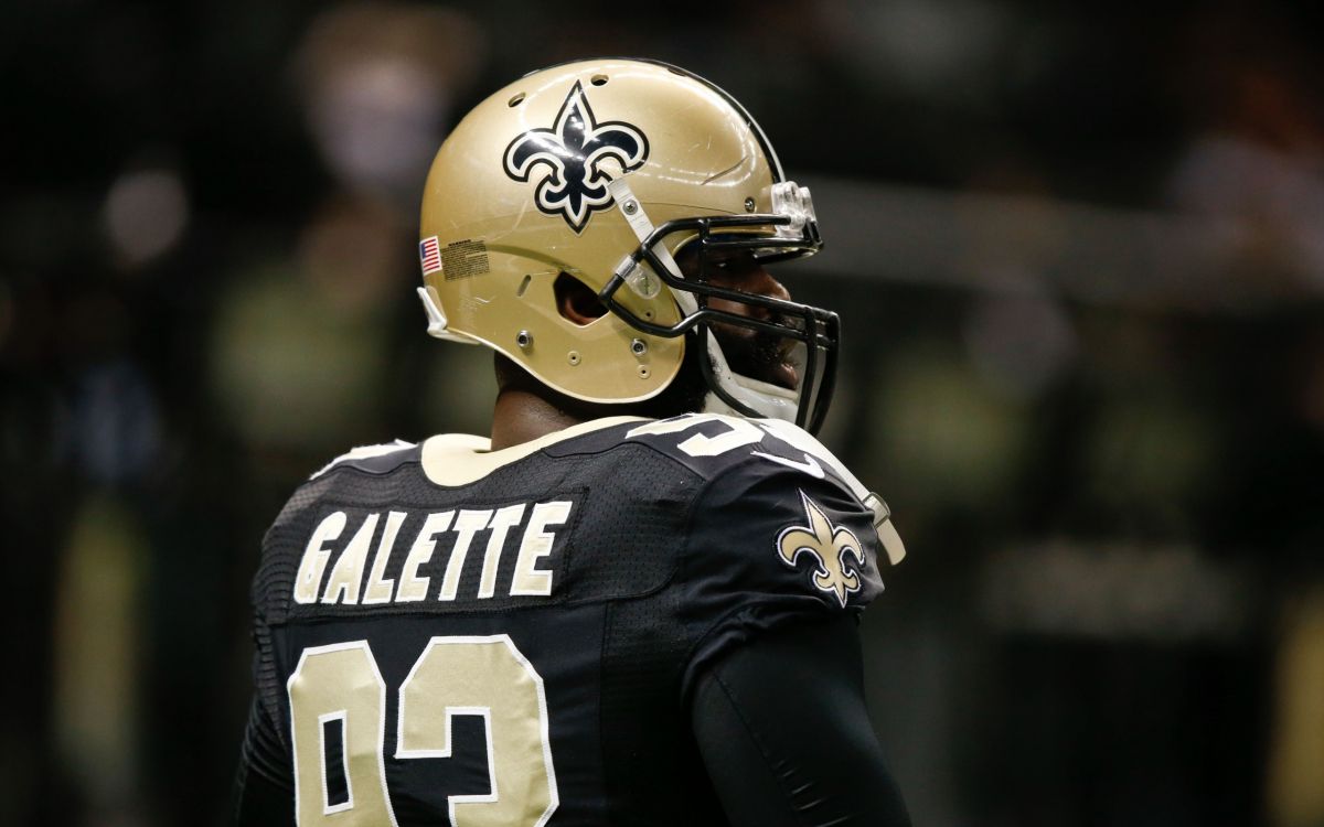 Fußballspieler im Schwarz-weißen Trikot-Shirt. Wallpaper in 2560x1600 Resolution