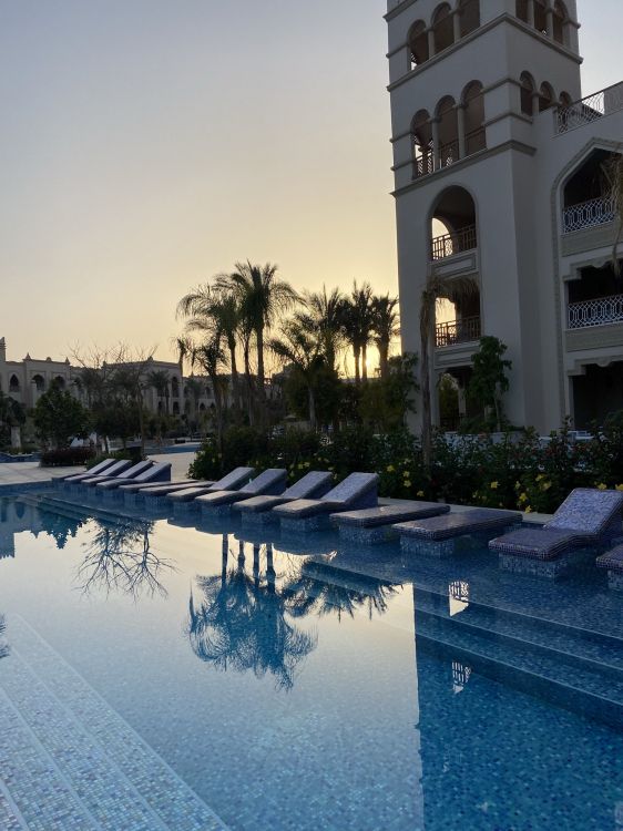 Reflexión, Agua, Edificio, Propiedad, Piscina. Wallpaper in 1536x2048 Resolution