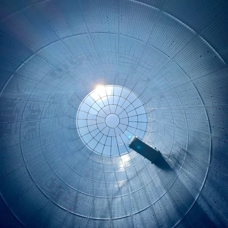 Weißes Licht Auf Tunnel Mit Licht. Wallpaper in 3024x3024 Resolution