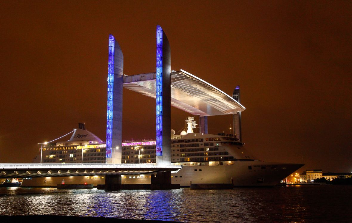 Weißes Kreuzfahrtschiff Auf See Während Der Nacht. Wallpaper in 2700x1716 Resolution