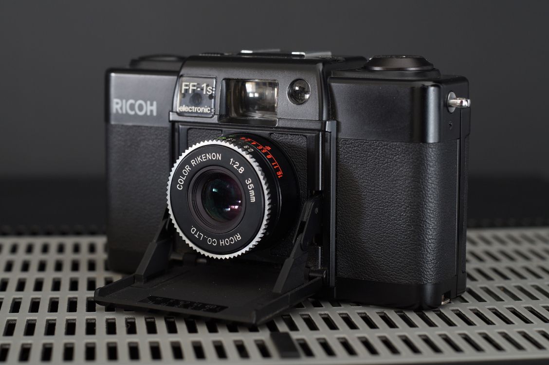 Schwarze Nikon DSLR-Kamera Auf Schwarzem Metallrahmen. Wallpaper in 4912x3264 Resolution