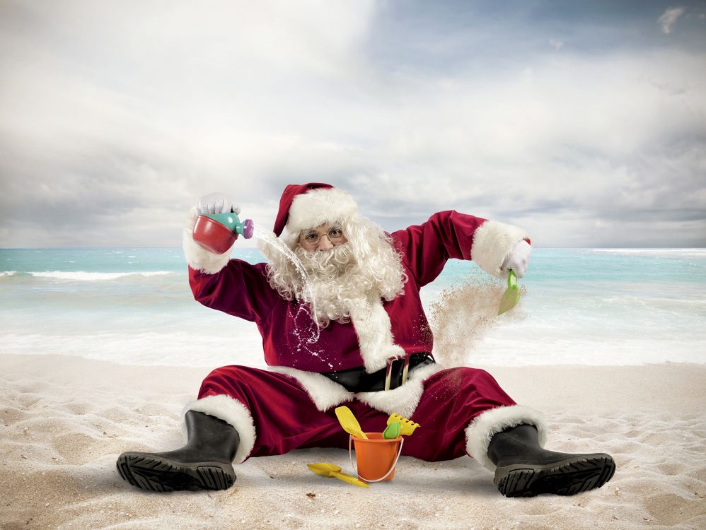 Weihnachten, Weihnachtsmann, Strand, Spaß, Meer. Wallpaper in 2557x1920 Resolution