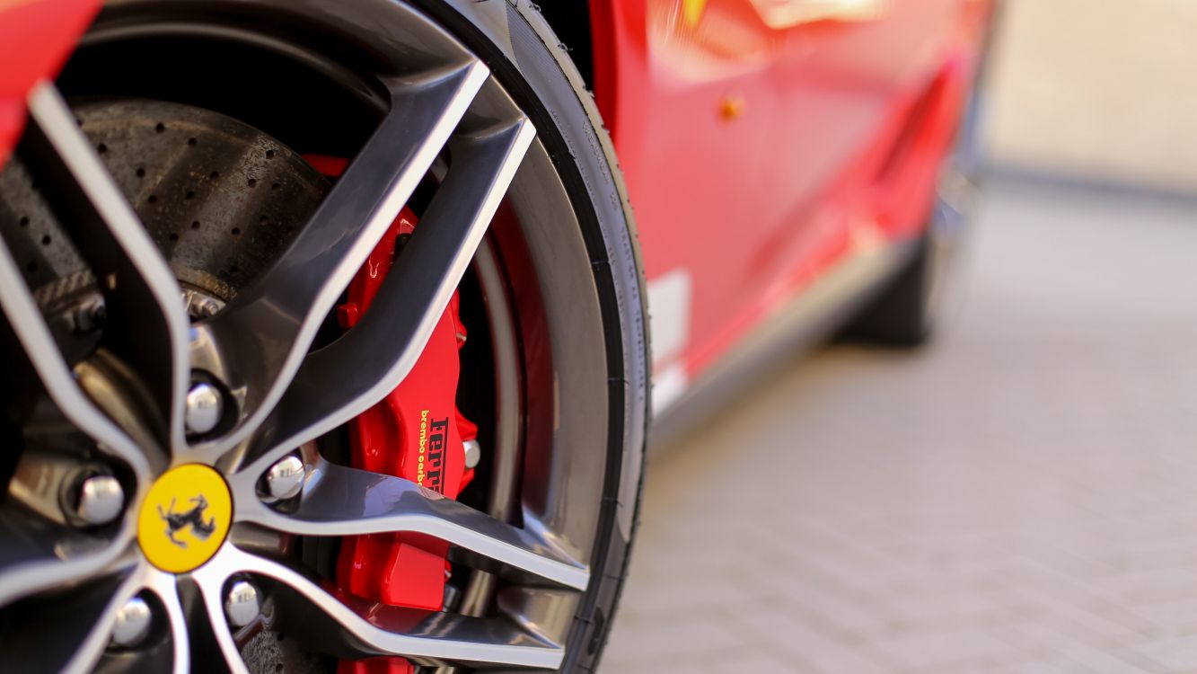 Roue de Voiture Rouge et Argent. Wallpaper in 3840x2160 Resolution