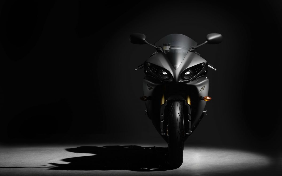 Moto Noire Sur Fond Noir. Wallpaper in 3200x2000 Resolution