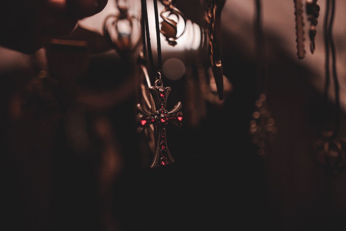 Colgante de Estrella de Oro en Fotografía de Cerca.. Wallpaper in 5616x3744 Resolution