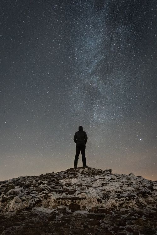 Silhouette D'homme Debout Sur Une Colline Rocheuse Sous la Nuit Étoilée. Wallpaper in 3446x5166 Resolution