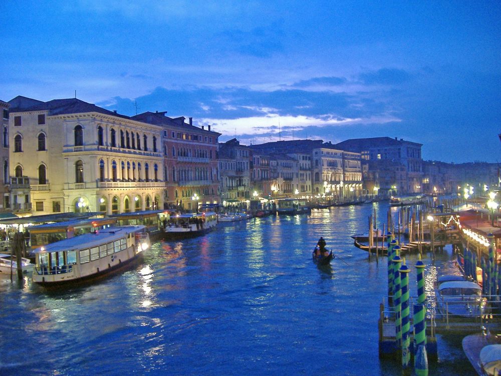 Bâtiment en Béton Blanc et Marron Près D'un Plan D'eau Pendant la Journée. Wallpaper in 2560x1920 Resolution