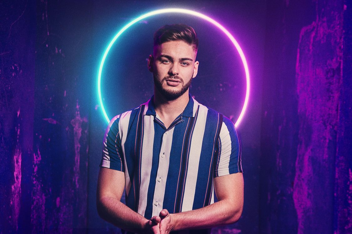 Mann im Weiß-schwarz Gestreiften Poloshirt. Wallpaper in 3000x2000 Resolution