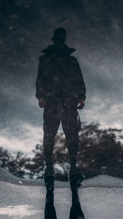 Homme en Veste Noire et Pantalon Debout Sur le Ciel Noir et Blanc. Wallpaper in 3376x6000 Resolution