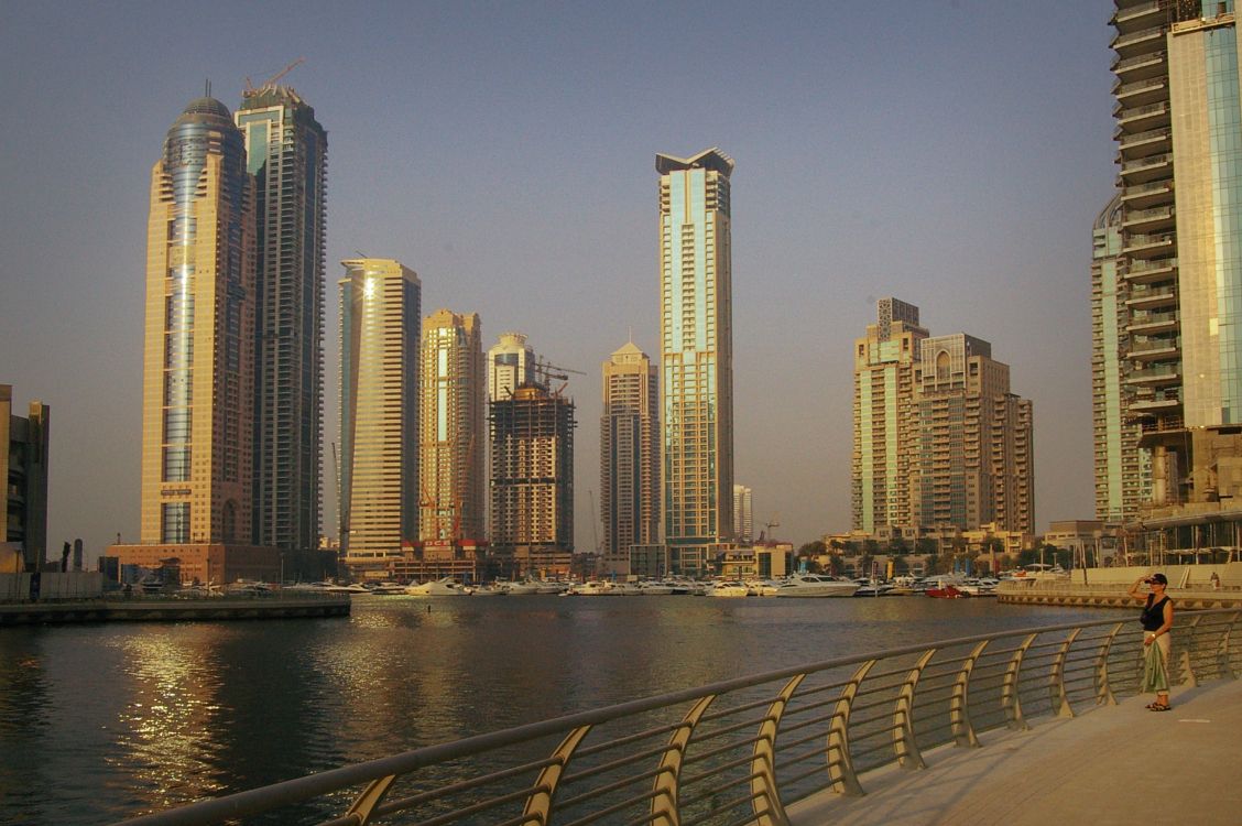 Skyline Der Stadt Über Gewässer Während Des Tages. Wallpaper in 3008x2000 Resolution