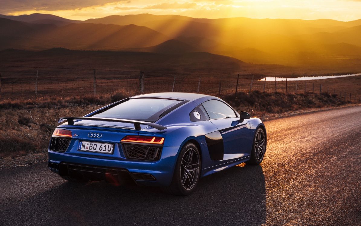 Blauer Audi r 8 Tagsüber Unterwegs. Wallpaper in 3997x2507 Resolution