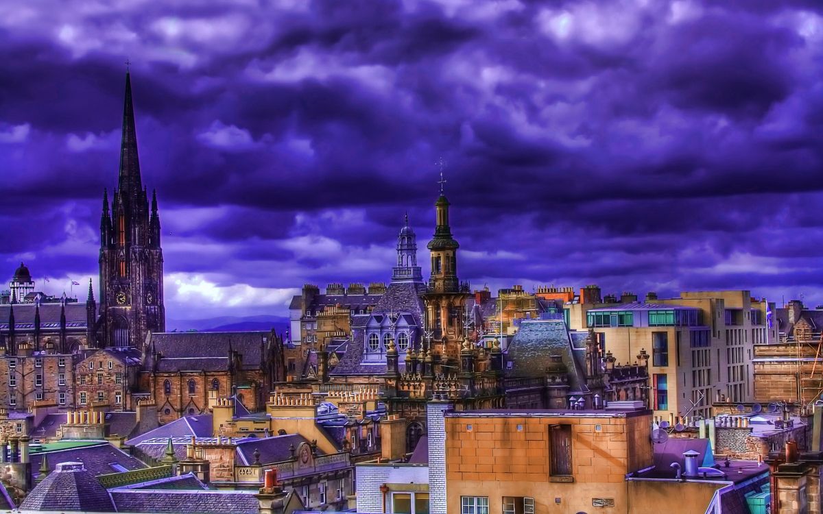 Braun-weißes Betongebäude Unter Grauen Wolken. Wallpaper in 2560x1600 Resolution