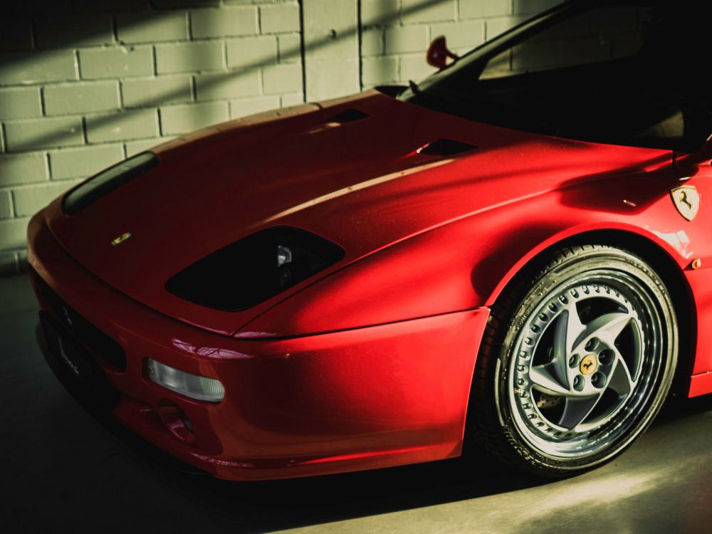 Ferrari 458 Italia Rojo Estacionado Frente a Una Pared Blanca. Wallpaper in 2048x1536 Resolution