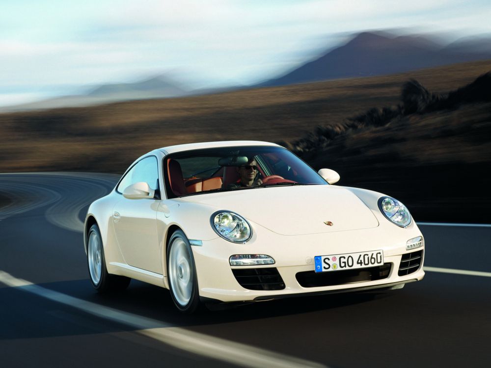 Porsche 911 Blanco en la Carretera Durante el Día. Wallpaper in 2048x1536 Resolution