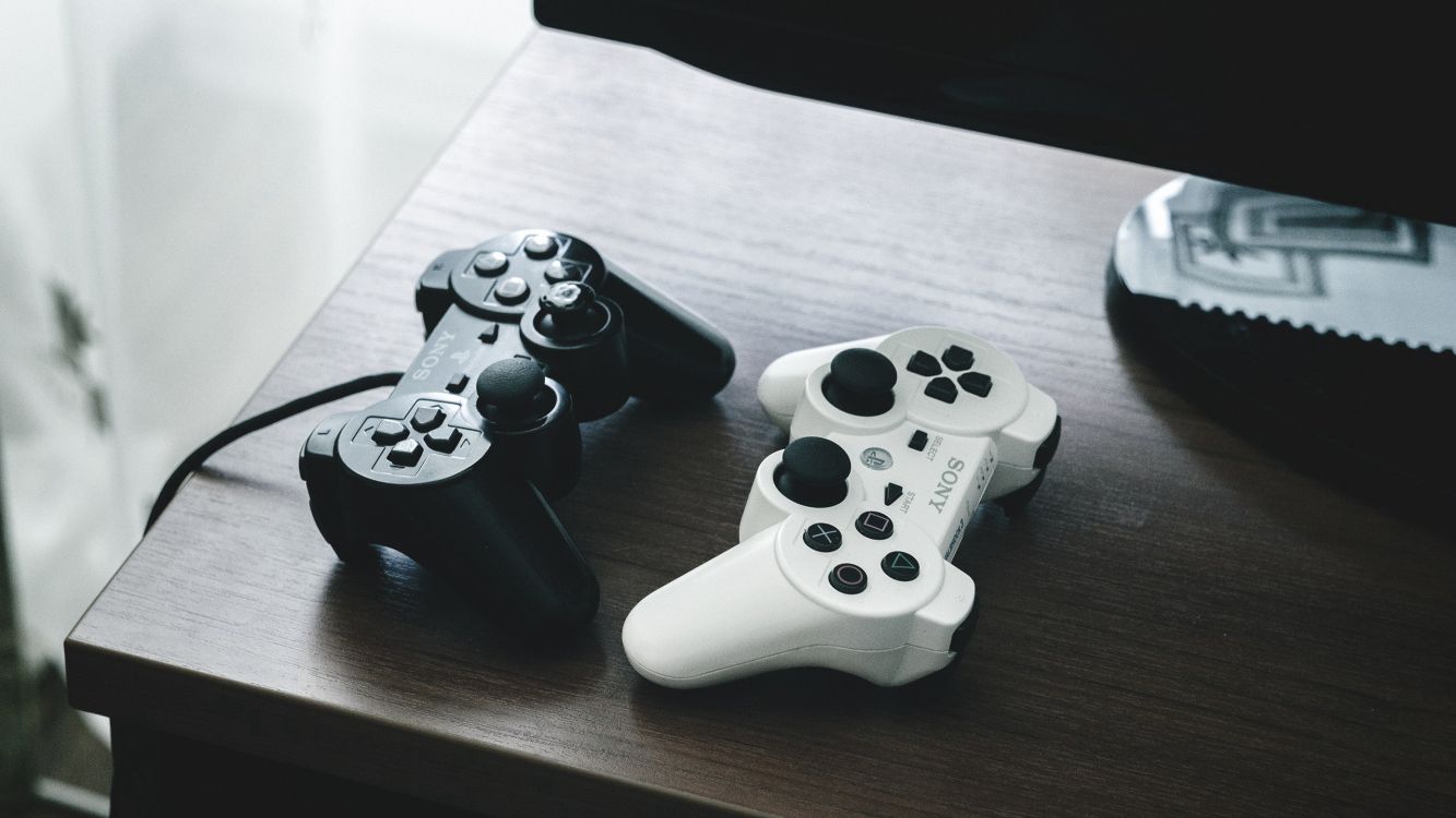 White Sony ps 4 Game Controller. Wallpaper in 2560x1440 Resolution