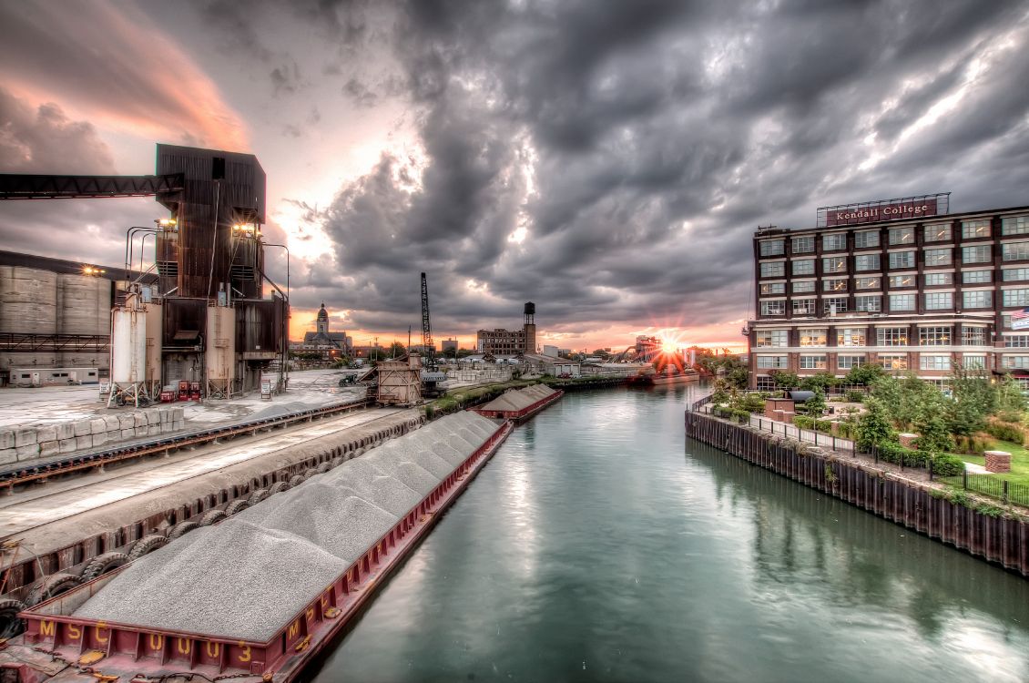 Gewässer in Der Nähe Von Gebäuden Bei Bewölktem Himmel Tagsüber. Wallpaper in 4000x2654 Resolution