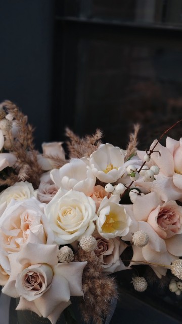 Image white roses in tilt shift lens