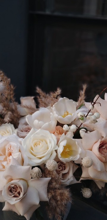 Image white roses in tilt shift lens