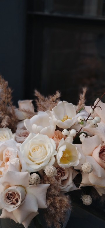 Image white roses in tilt shift lens