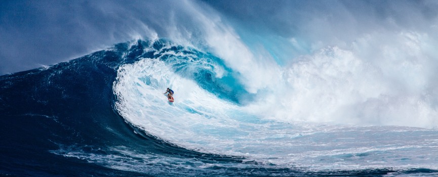 Les Fonds D’écran Homme Surfant Sur Les Vagues de la Mer Sous Les ...