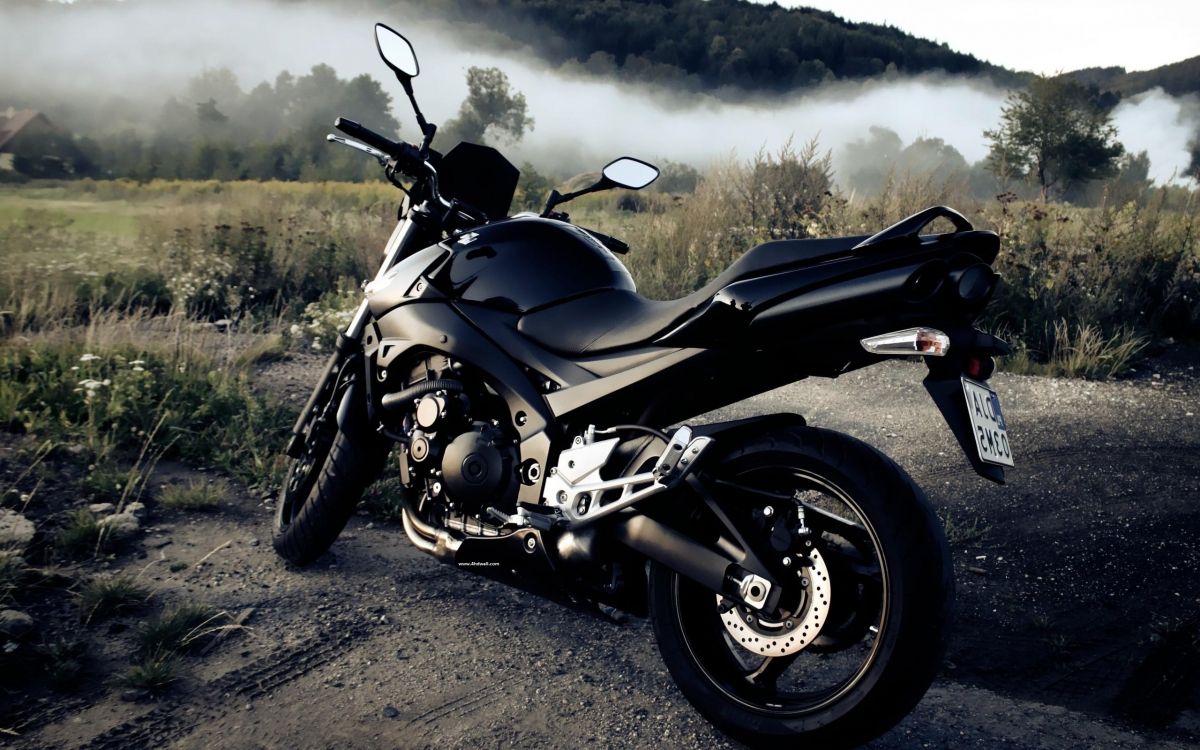 Bicicleta Deportiva Negra y Plateada Sobre Carretera Asfaltada Gris. Wallpaper in 2560x1600 Resolution