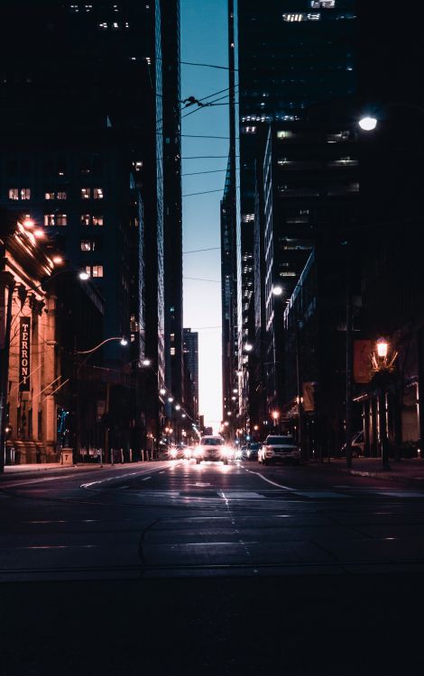 Leute, Die Nachts Auf Der Straße Gehen. Wallpaper in 2851x4543 Resolution