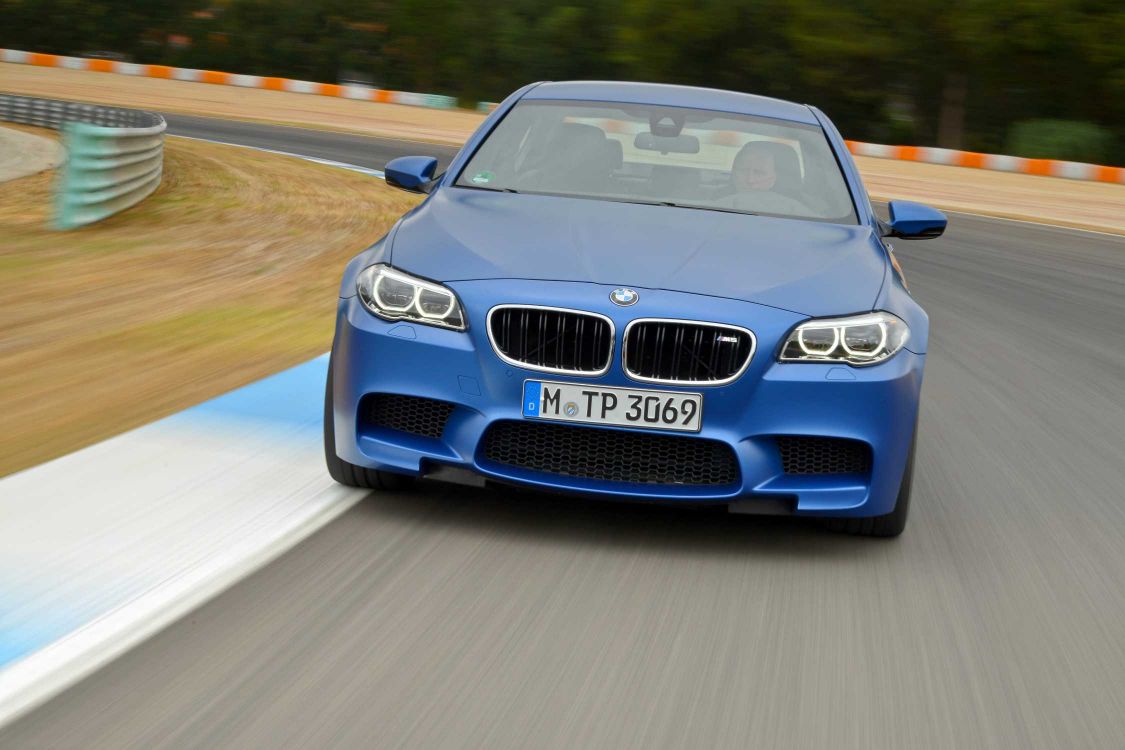 Blauer Bmw m 3 Unterwegs. Wallpaper in 2250x1500 Resolution