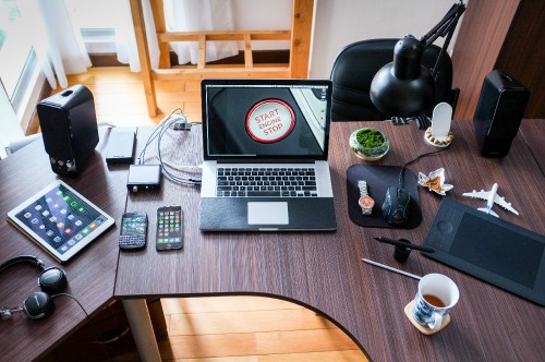 Image macbook pro on brown wooden table