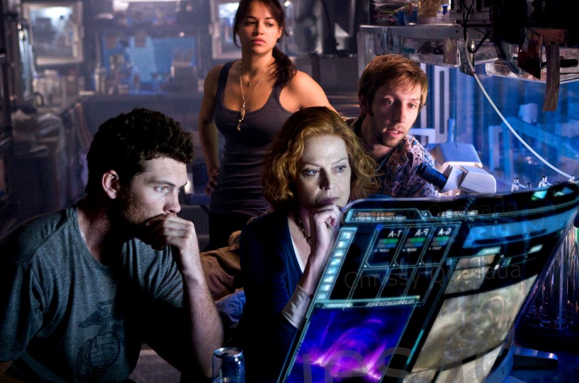 Mann in Schwarzer Anzugjacke Küsst Frau in Blauem Ärmellosem Kleid. Wallpaper in 3420x2262 Resolution