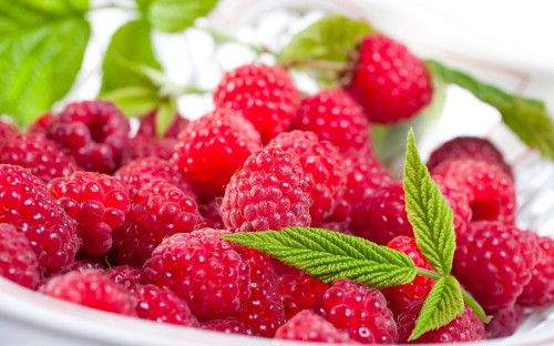 Image red strawberries on white ceramic bowl