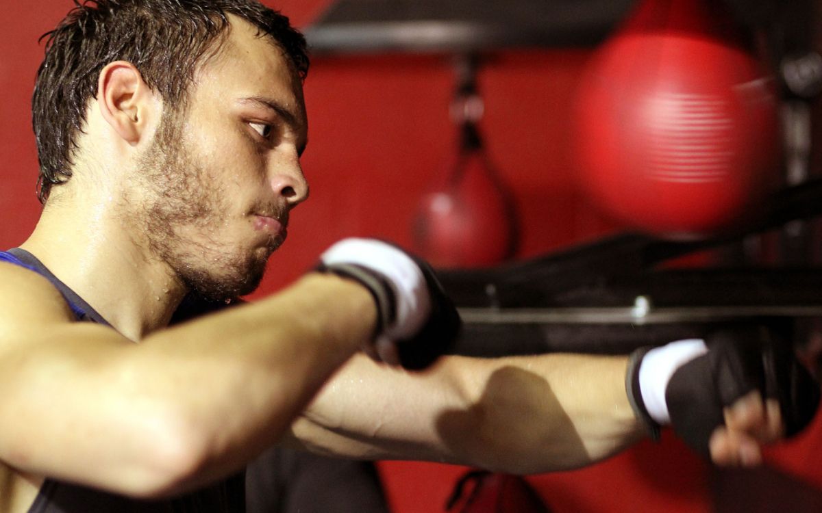 Homme en Chemise Noire et Blanche. Wallpaper in 1920x1200 Resolution