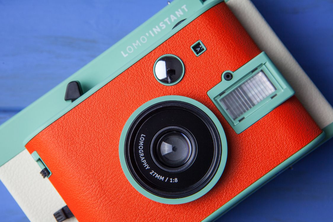 Rote Und Silberne Kamera Auf Weißem Tisch. Wallpaper in 4000x2667 Resolution