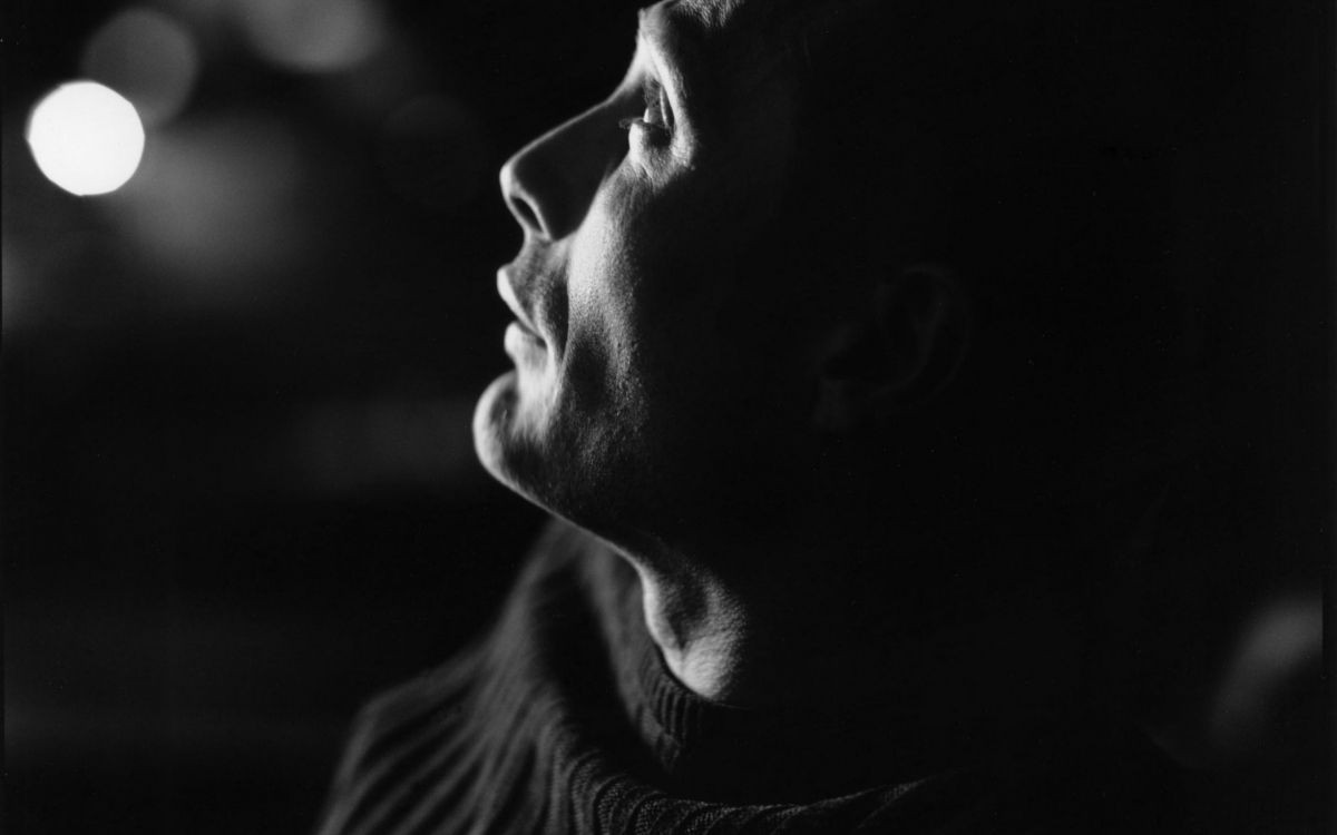 Photo en Niveaux de Gris D'un Homme Souriant. Wallpaper in 2560x1600 Resolution