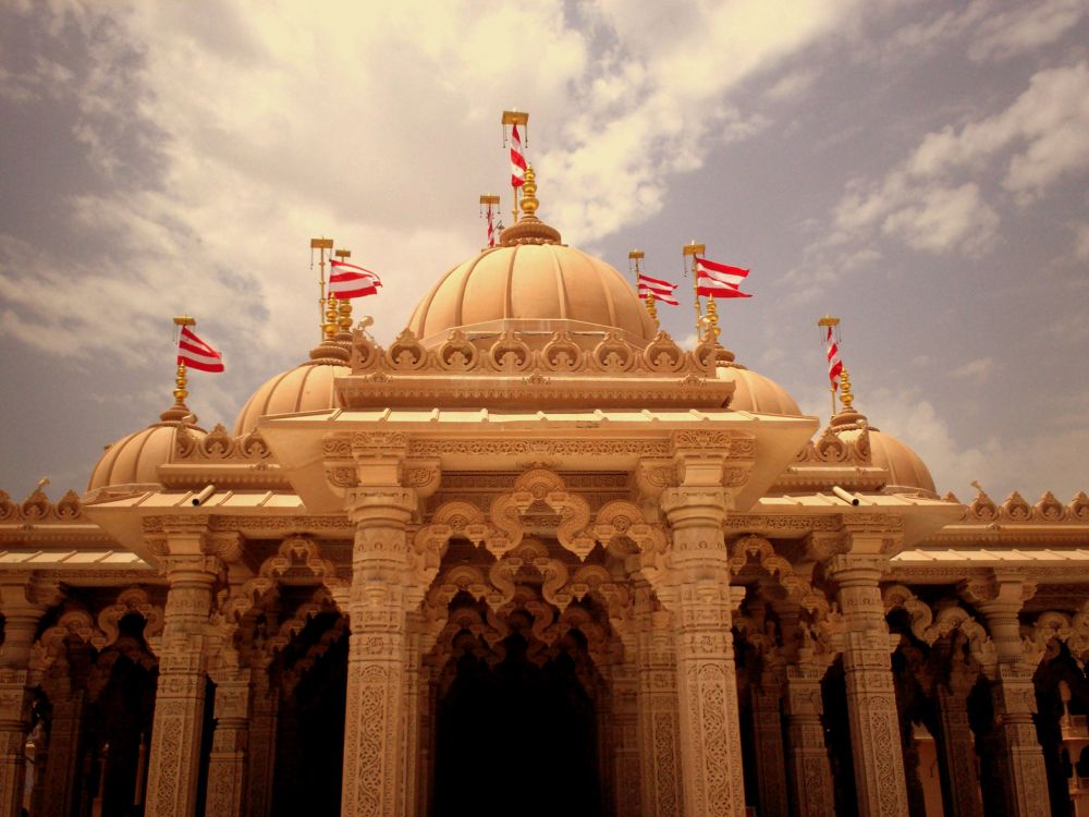 Edificio de Cúpula Blanca y Dorada Bajo un Cielo Nublado Durante el Día. Wallpaper in 2576x1932 Resolution