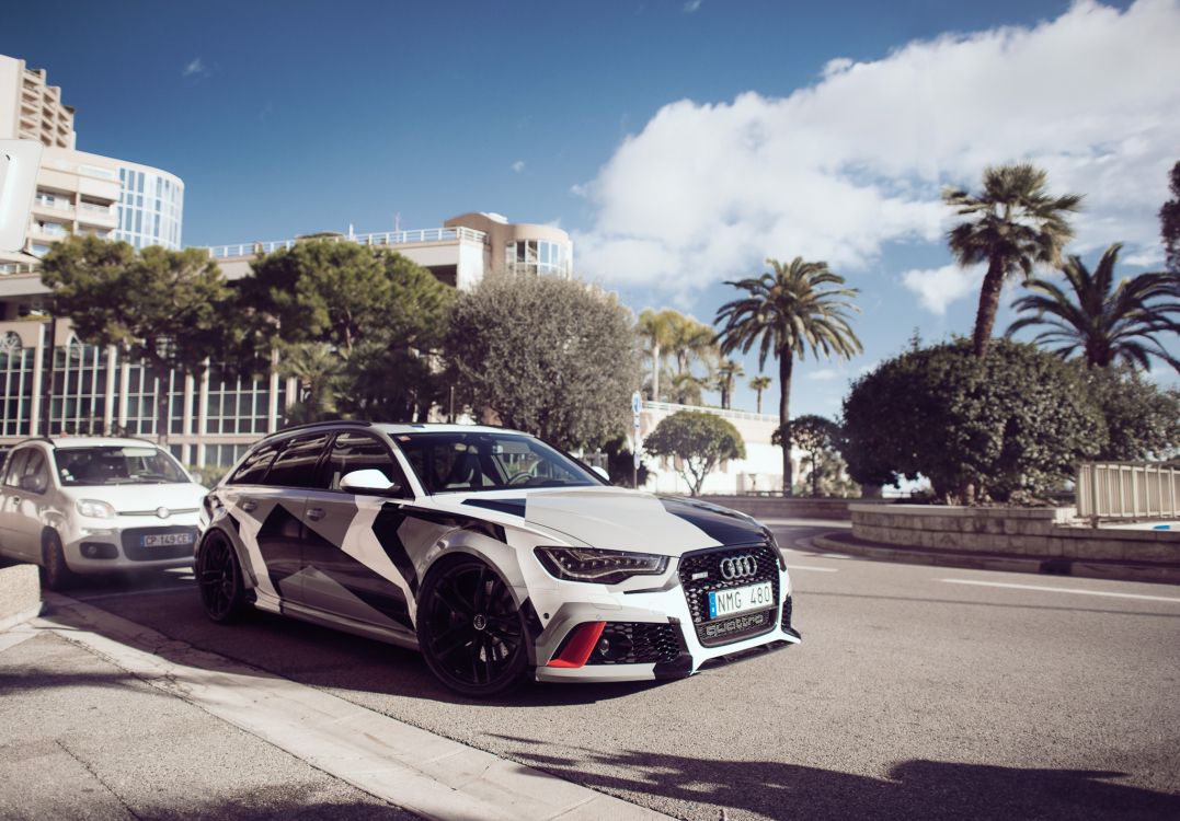 Audi R 8 Negro Estacionado en la Carretera de Asfalto Gris Durante el Día. Wallpaper in 2048x1425 Resolution