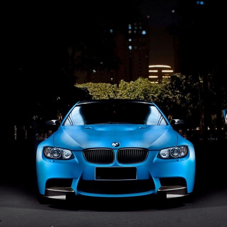Azul BMW M 3 Estacionado en la Acera Durante la Noche. Wallpaper in 2732x2732 Resolution