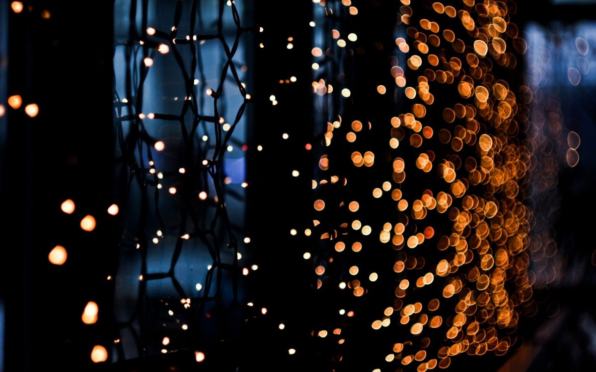 Lumières Jaunes Dans Une Pièce Sombre. Wallpaper in 2560x1600 Resolution