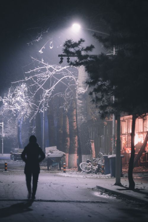 Personne en Manteau Noir Debout Sur un Sol Couvert de Neige Pendant la Journée. Wallpaper in 5269x7903 Resolution