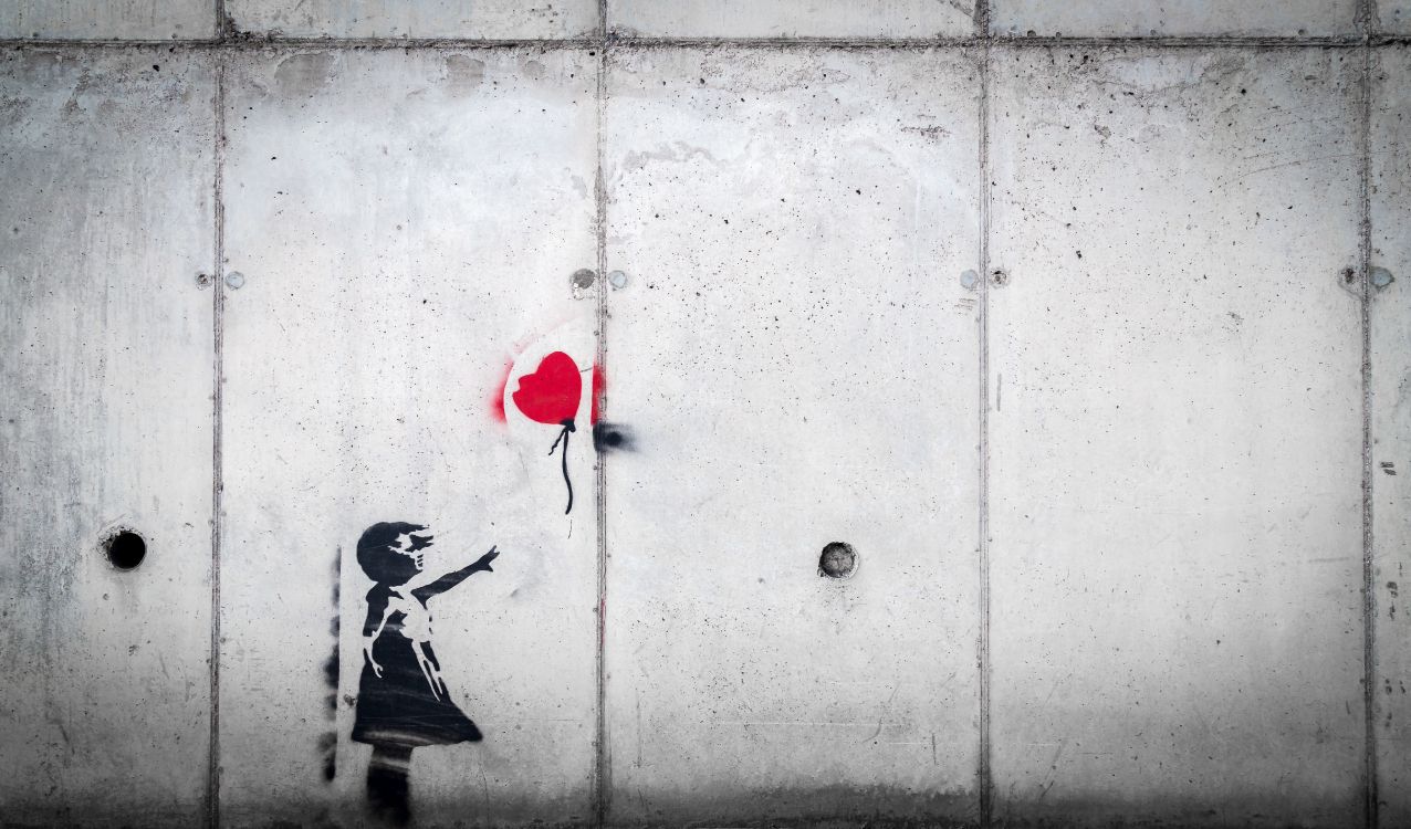 Femme en Robe Noire et Blanche Tenant un Ballon Coeur. Wallpaper in 5236x3076 Resolution
