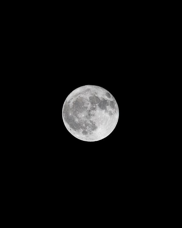 Pleine Lune Dans le Ciel Nocturne. Wallpaper in 2000x2500 Resolution