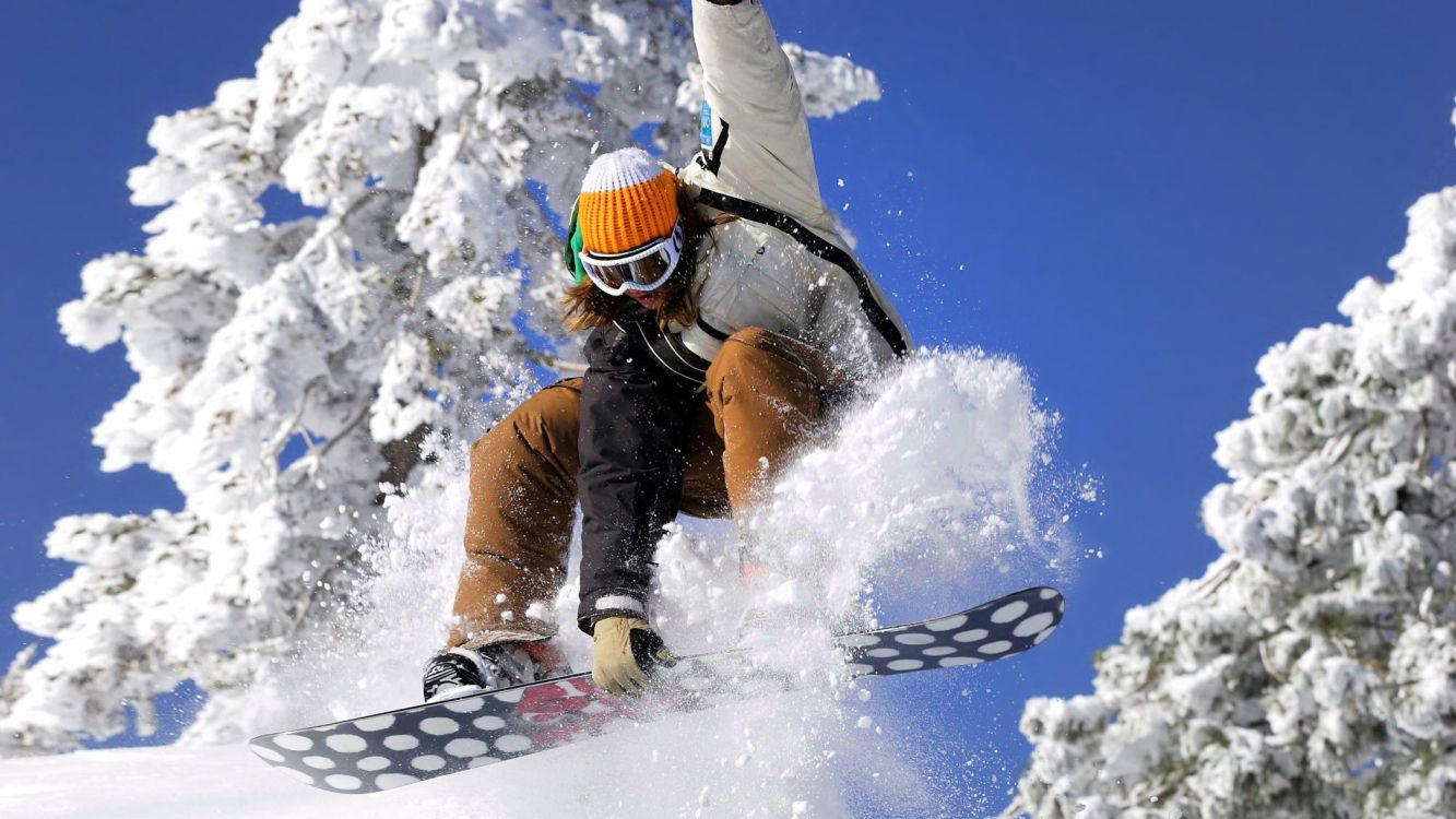 Homme en Veste Noire et Blanche Faisant du Snowboard Blanc et Rouge Pendant la Journée. Wallpaper in 2100x1181 Resolution