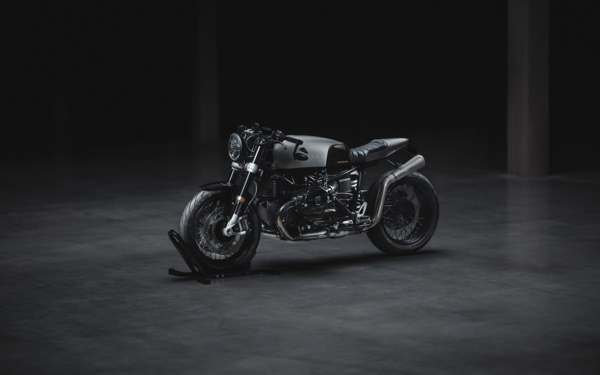 Schwarz-silbernes Cruiser-Motorrad. Wallpaper in 2500x1563 Resolution