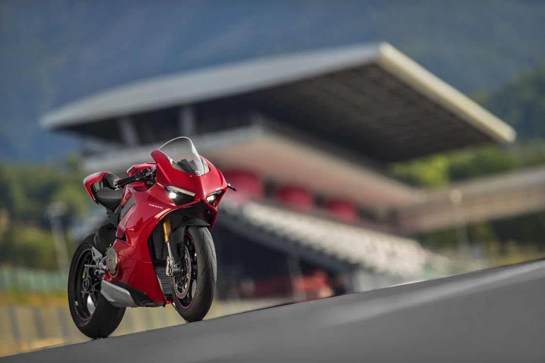 Vélo de Sport Rouge et Noir Garé Sur la Route Pendant la Journée. Wallpaper in 4096x2730 Resolution