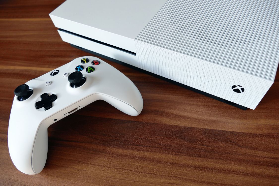 Consola Xbox One Blanca y Controlador de Juegos. Wallpaper in 5472x3648 Resolution