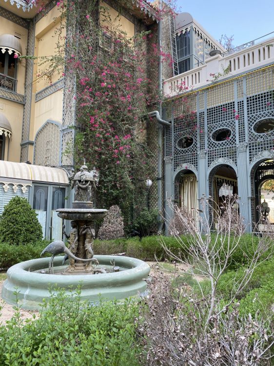 Innenhof, Immobilie, Brunnen, Wasserspiel, Garden. Wallpaper in 1536x2048 Resolution