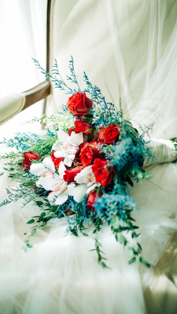 Image red and blue flowers bouquet