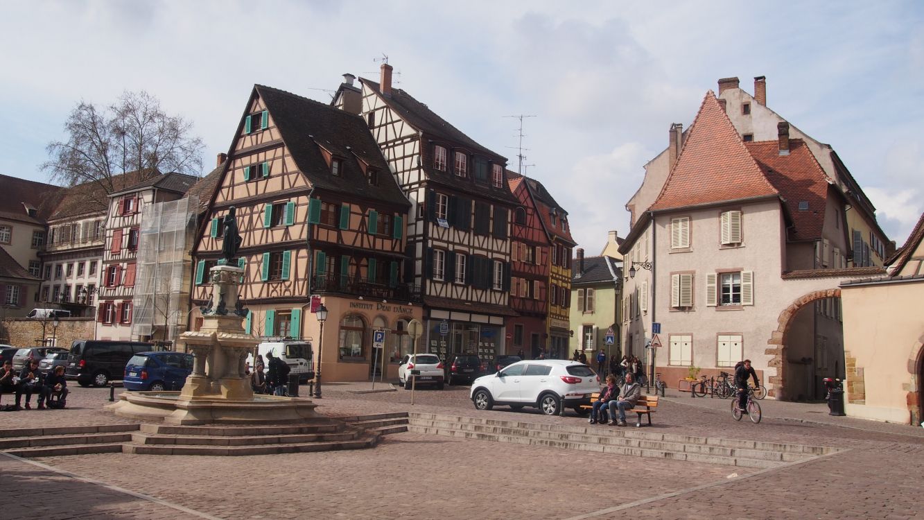 Autos Parken Tagsüber Neben Braunem Betongebäude. Wallpaper in 3000x1687 Resolution